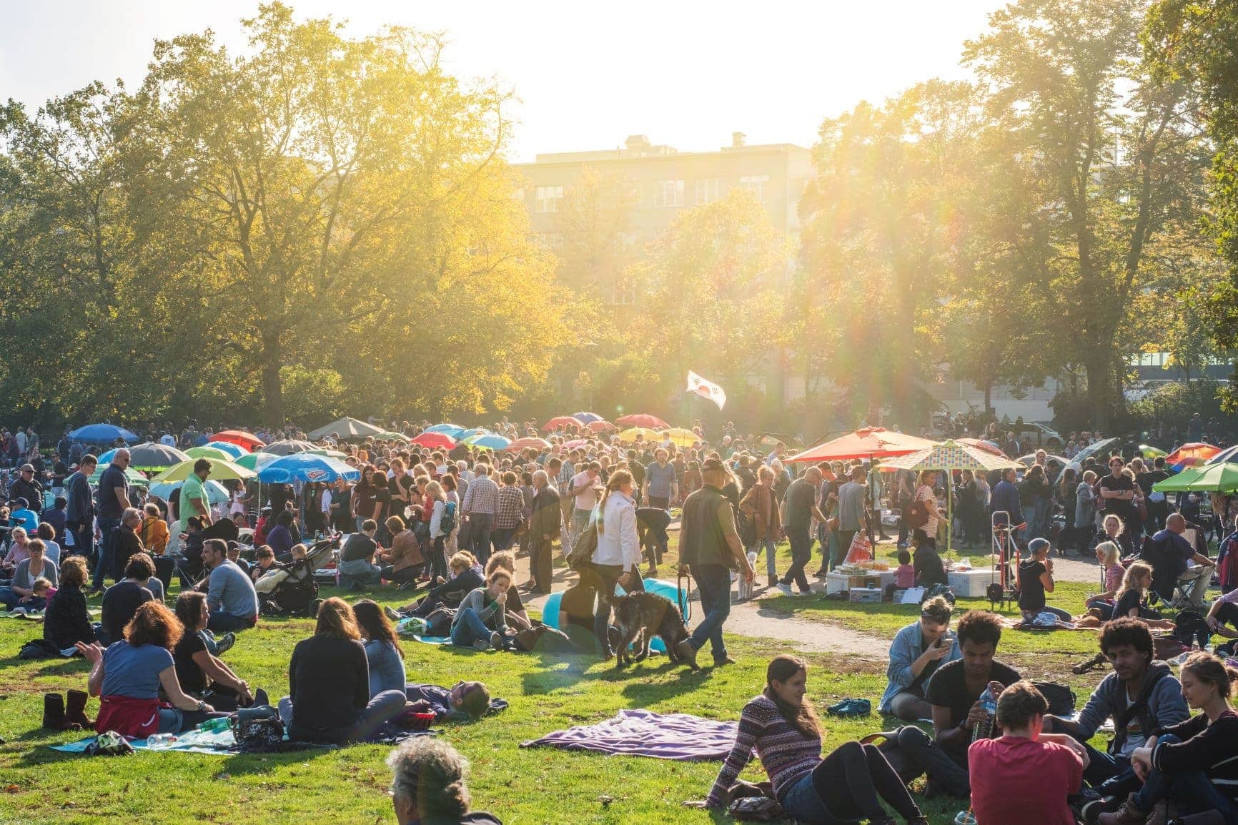 Besucher auf dem Thai-Markt in Berlin-Wilmersdorf