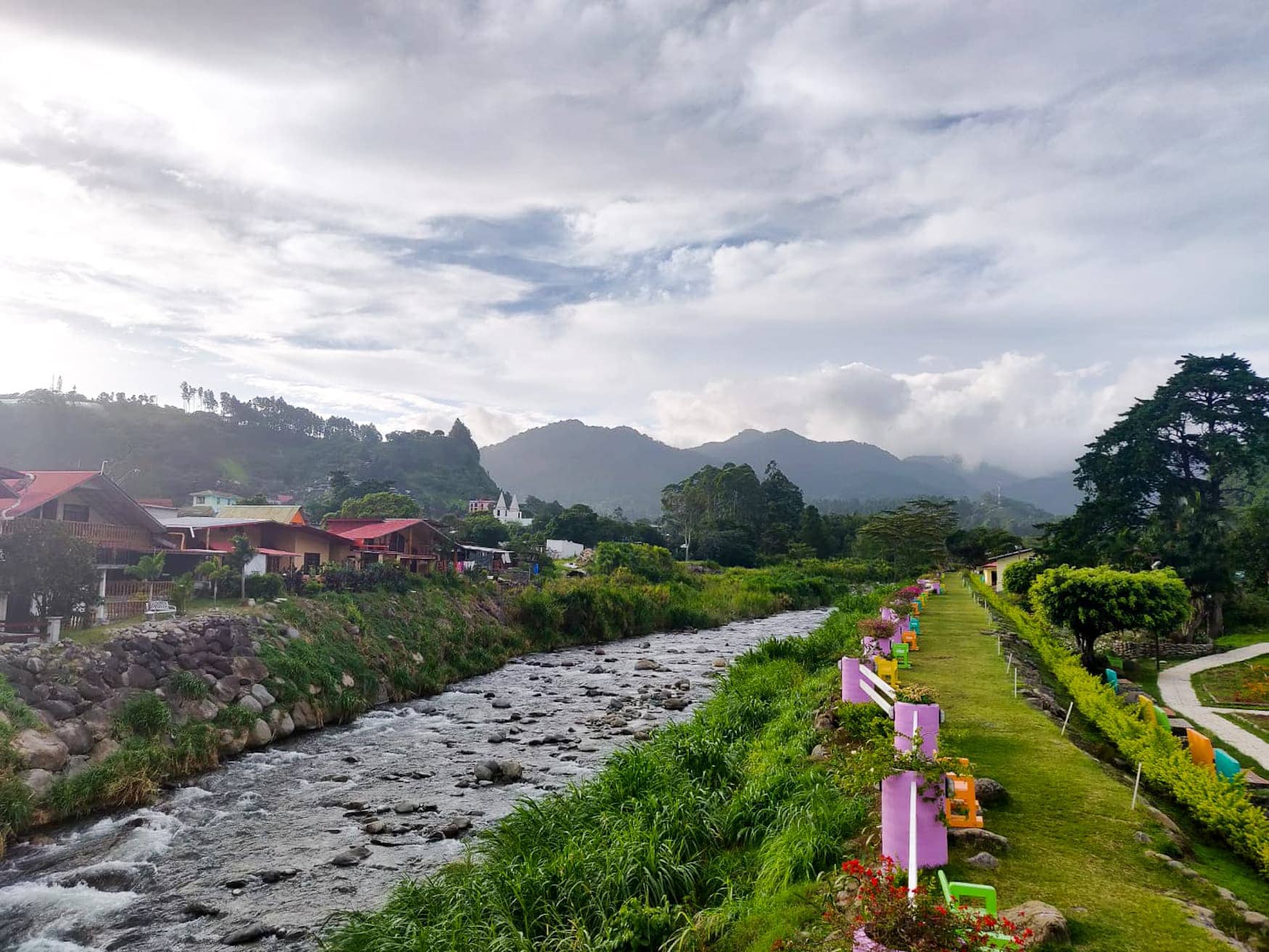 Fluss fließt durch das Dorf Bajo Boquete in Panama