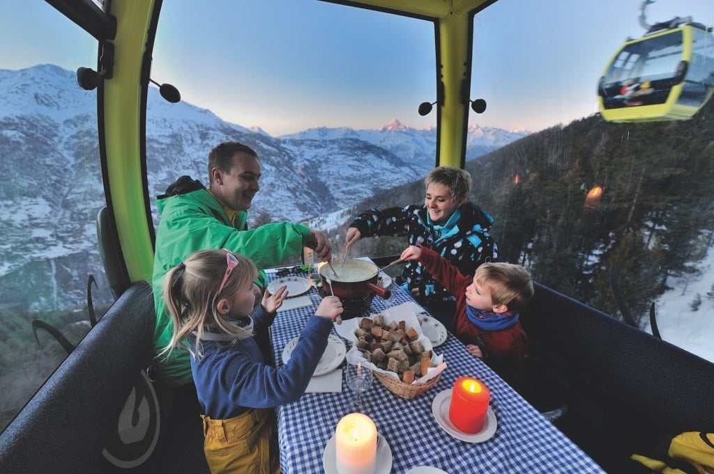 Käsefondue in der Gondel - romantische Aktivität im Winter