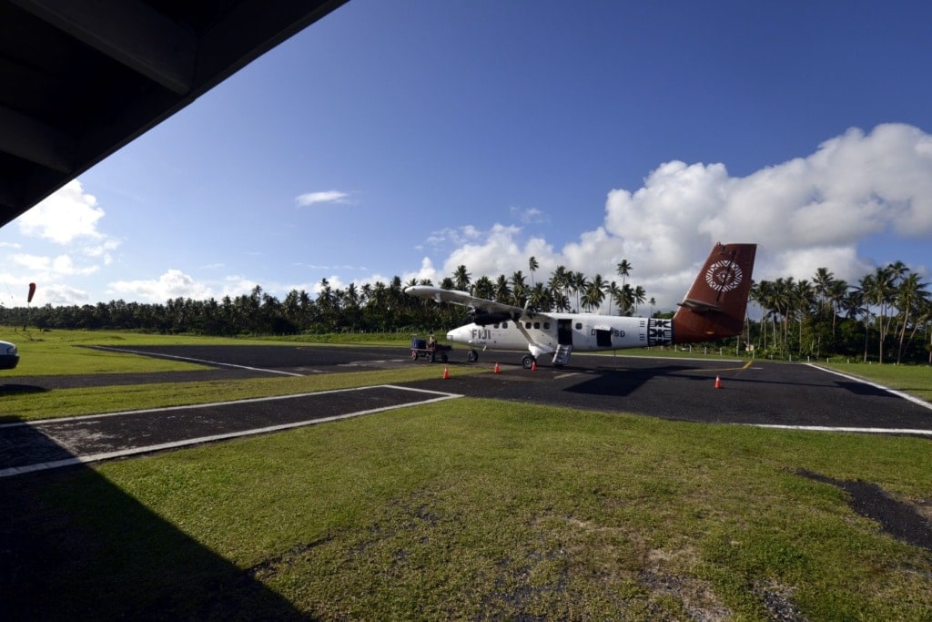 Propellermaschine von Fiji Airways am Flughafen