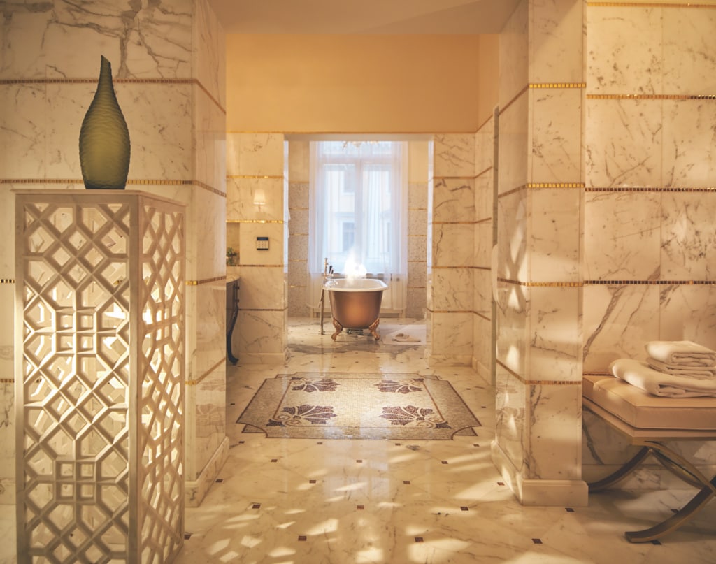 Das Belmond Grand Hotel Europe verwöhnt mit Marmorbädern.