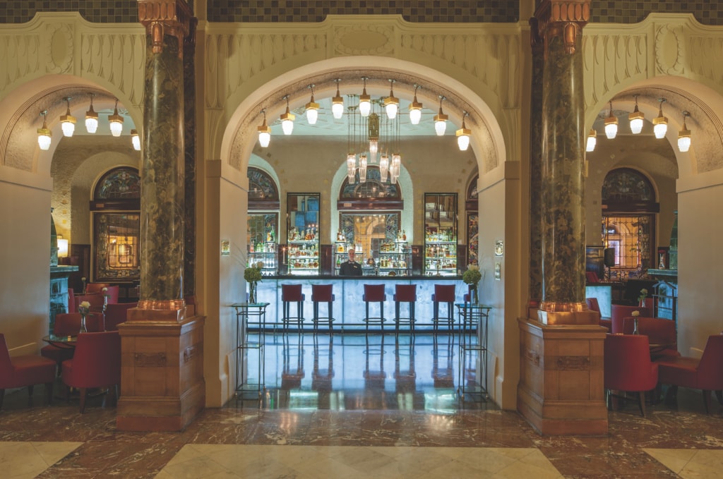 An der Piano Bar im Belmond Grand Hotel Europe werden die besten Drinks der Stadt serviert.
