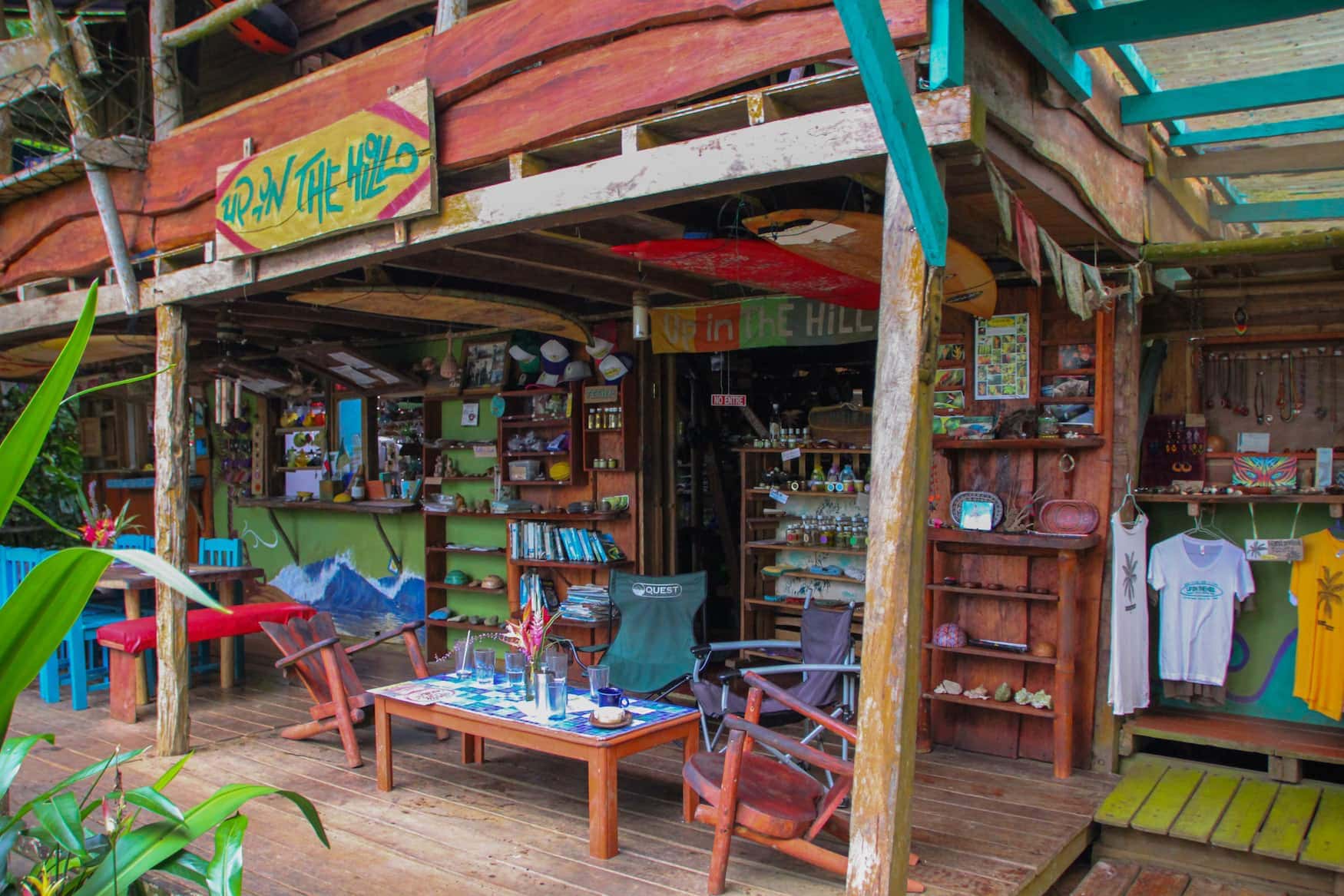 Buntes Eco-Café im Dschungel in Panama