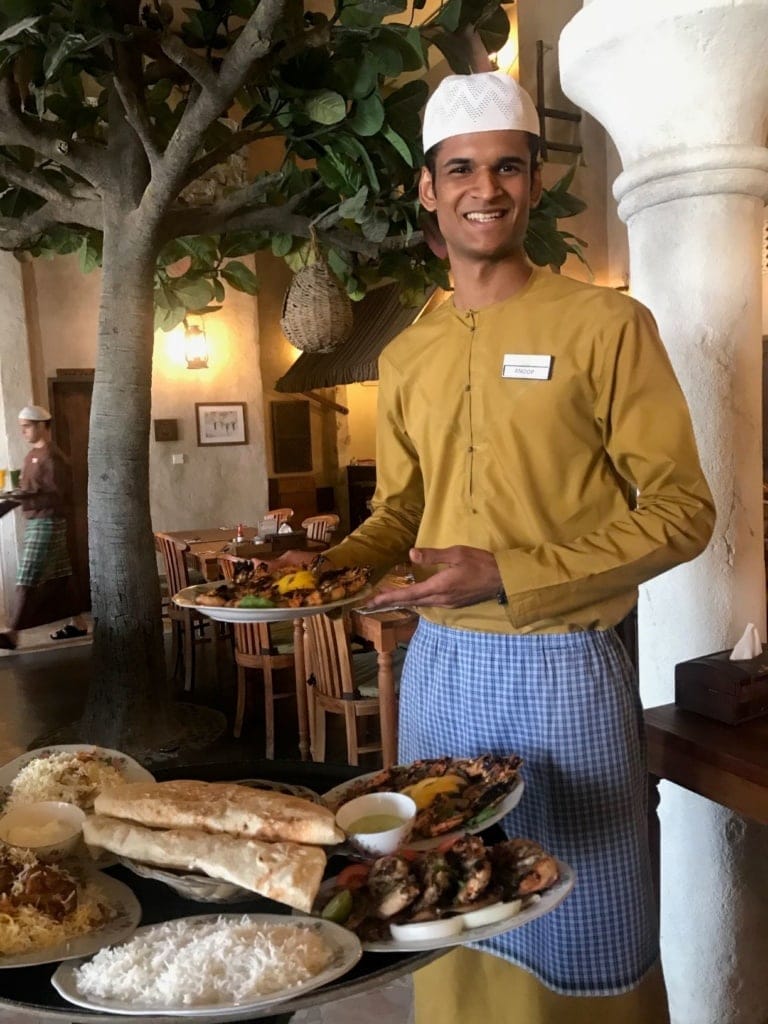 Kellner im Restaurant Al Fanar in Ras Al Khaimah