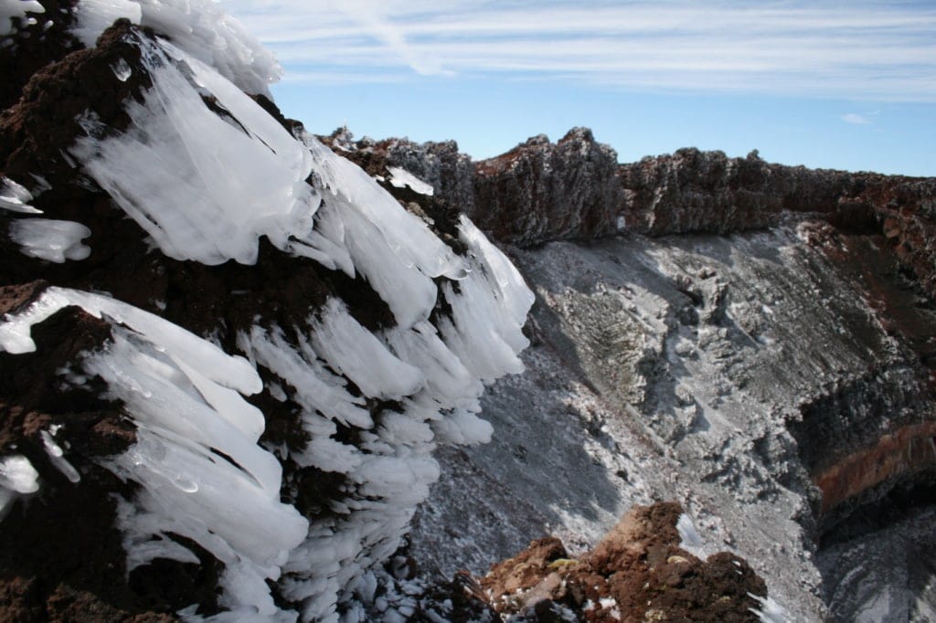 Feuer und Eis – auf dem Vulkan bilden sich Eiszapfen.