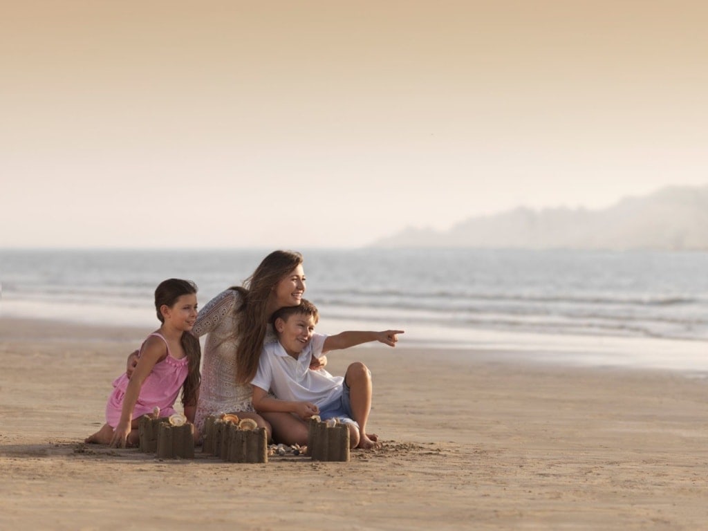 Mutter zwei Kinder Strand Ras Al Khaimah