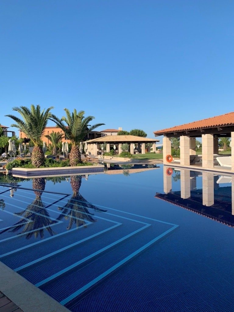 Pool im the Romanos Hotel 