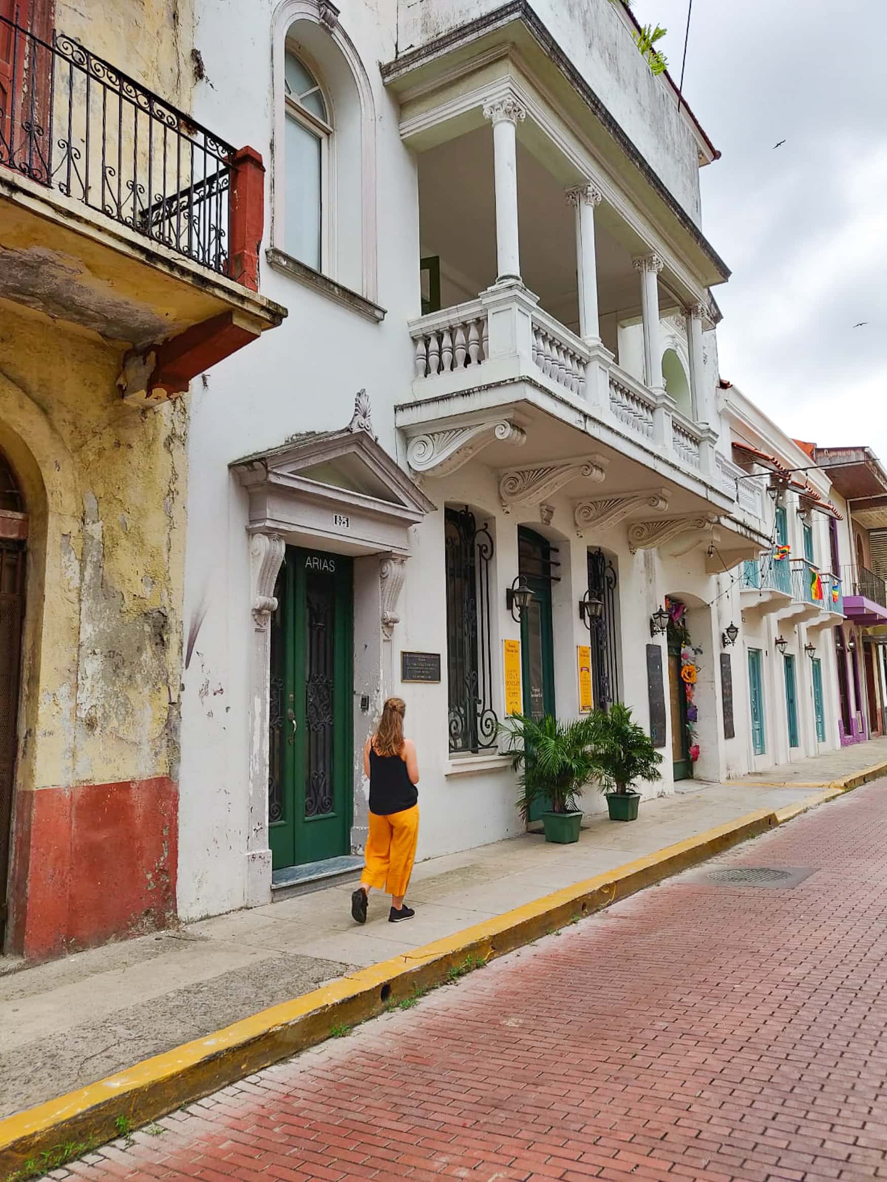 Redakteurin Linda Ruckes spaziert durch Casco Viejo in Panama