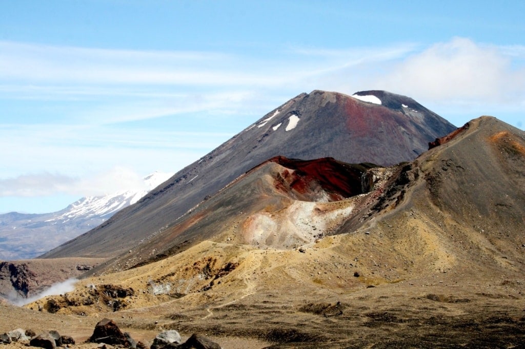Drei auf einen Schlag: Beim Tongariro Alpine Crossing reiht sich ein spektakulärer Vulkan an den nächsten.