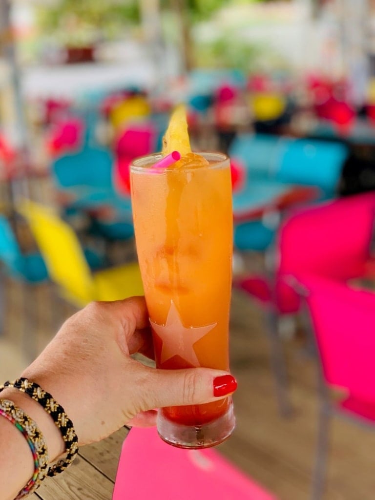Frau hält Cocktail in der Hand