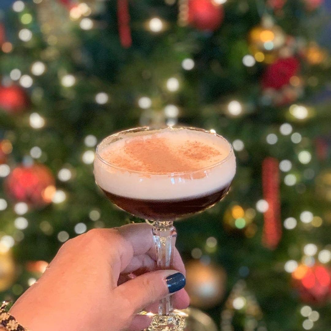 “so schmeckt die weihnachtszeit: cheers mit einem tiramisu martini in der victoria lounge, der lobby bar im the grand in brighton. wer den xmas mood noch nicht spuert, der duerfte etwa 50 miles suedlich von london die weihnachtsglocken klingen hoeren. happy christmas time” O-Ton bon Reporterin Simone @aspirinia