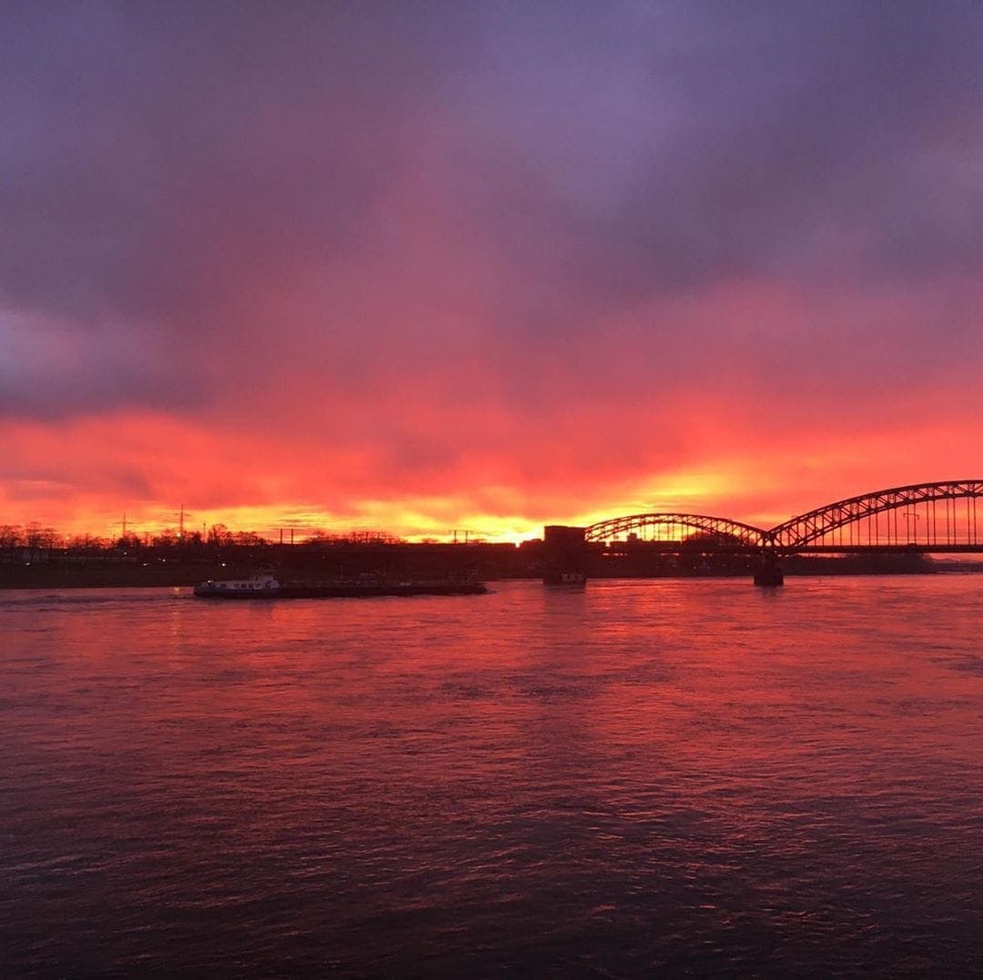 Einen wunderschönen guten Morgen aus Köln! Dieses Farbenschauspiel hat Redakteur Frank @yourselfmales heute auf dem Weg zur Arbeit eingefangen. Ach Köln 🧡 #cologne #köln #liebedeinestadt #travel #passionpassport #goodmorningcologne #welivetoexplore #sunrise #nofilter