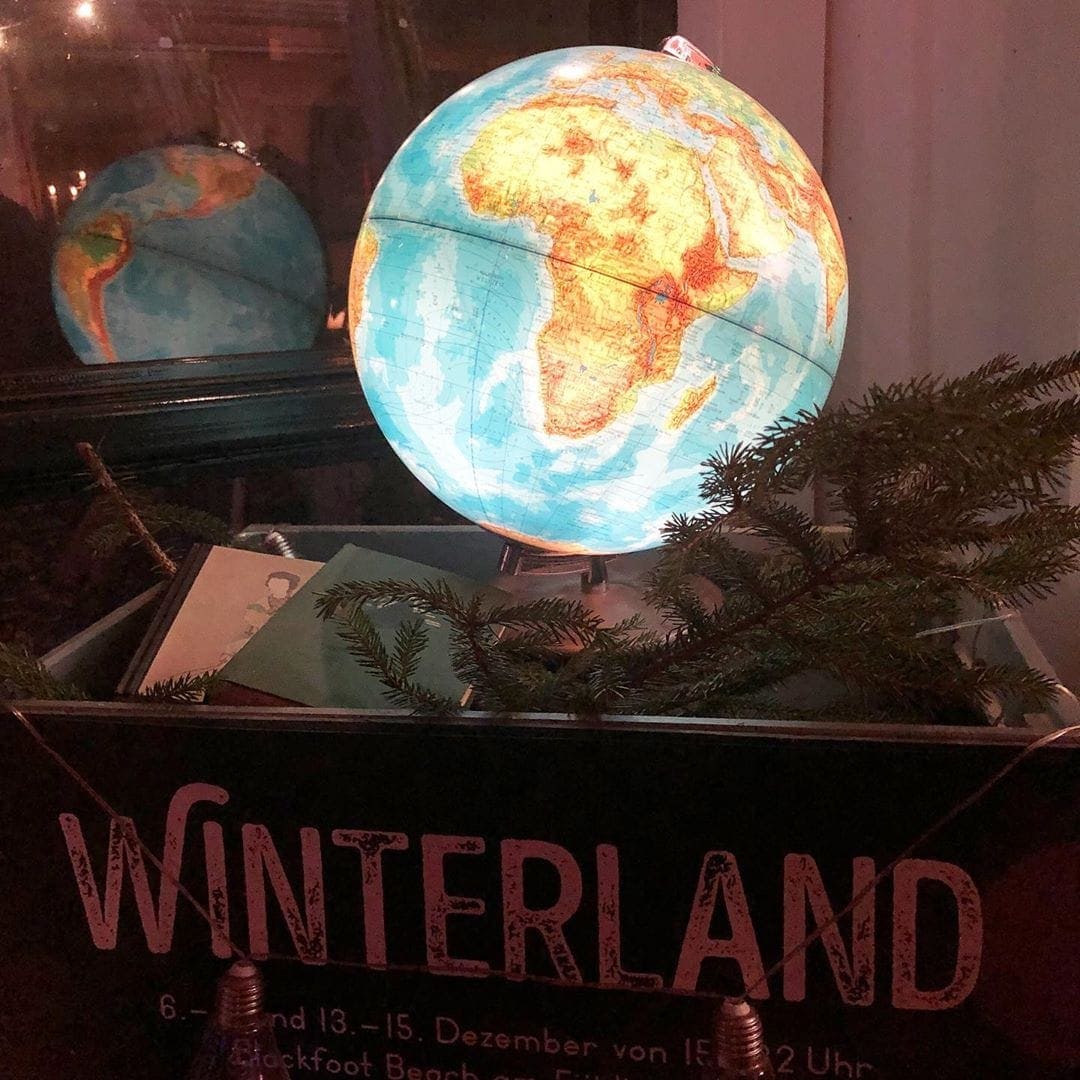 Für uns gilt immer: Wir wollen die Welt entdecken! Das neue Jahr beginnt bald. Habt ihr schon Pläne wohin es Euch 2020 treibt? – Foto ist ein Schnappschuss von unserer Weihnachtsfeierdeko.