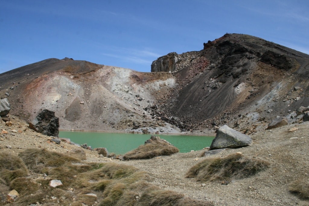 Mineralinen färben die Seen auf dem Tongariro Alpine Crossing.