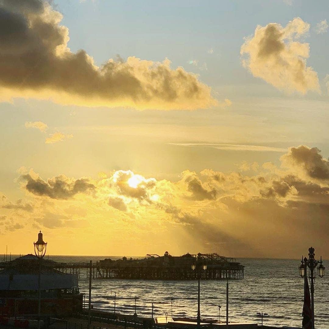 Oh, du wunderschöner Morgen über dem Brighton Palace Pier. Reporterin Simone @aspirinia hat für uns die frühmorgendlichen Sonnenstrahlen eingefangen. #sunrise #brighton #brightonpier #passionpassport #reportervorort #travelgram #traveltheworld #welivetoexplore