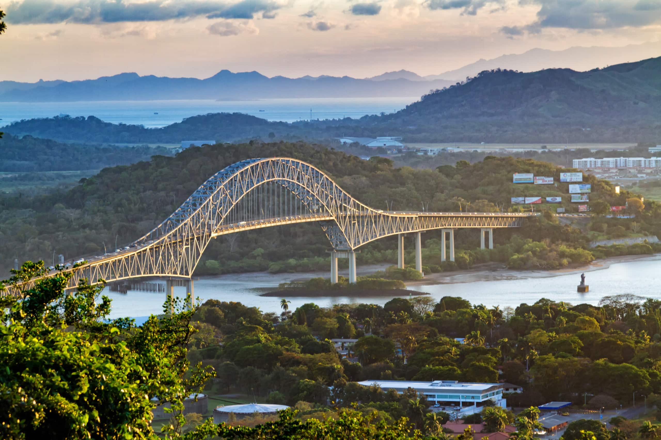 Brücke ragt über Fluss in Panama-Stadt