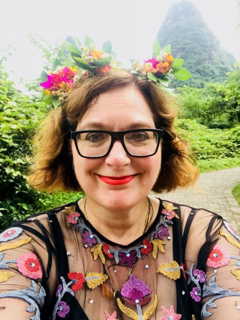 Simone Sever mit Blumenhaarkranz in China