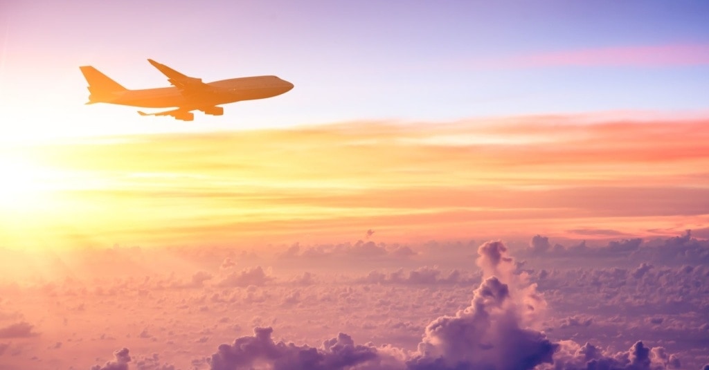 Flugzeug über den Wolken