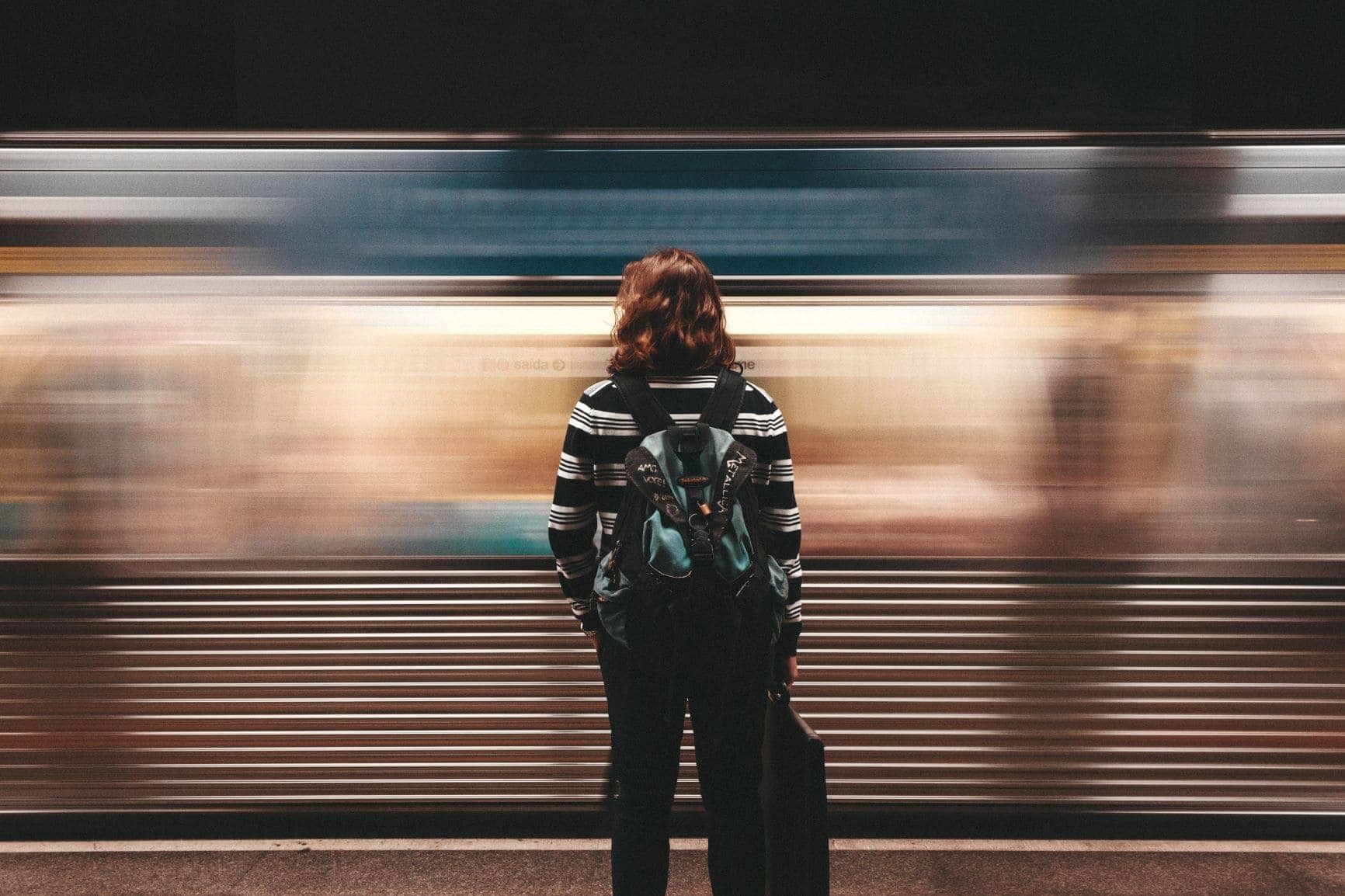 Frau in der U-Bahn