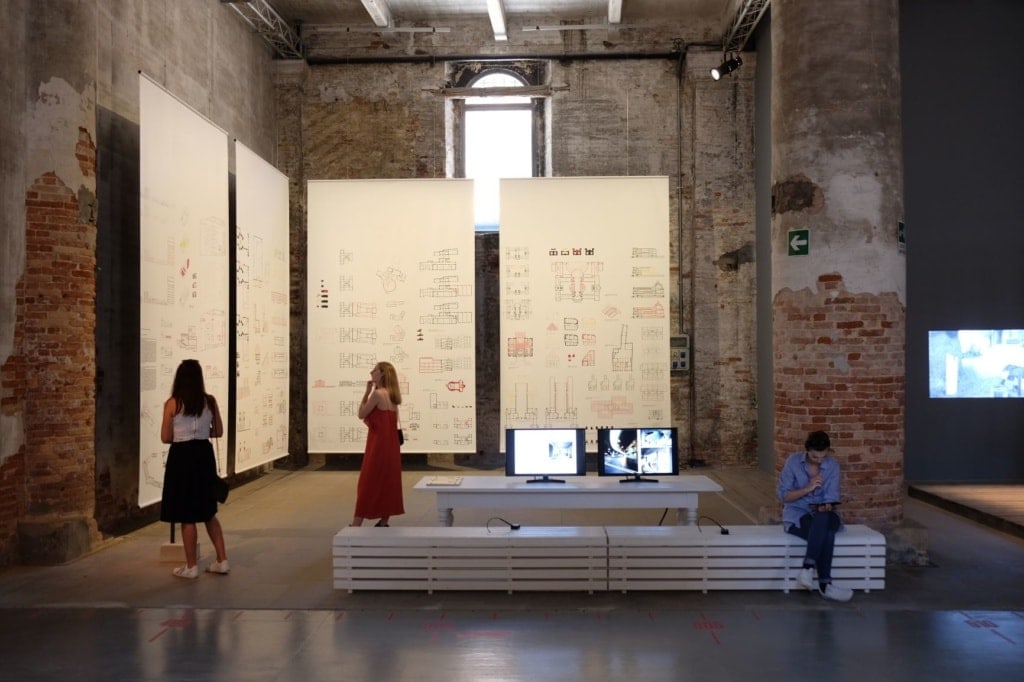 Besucher der Biennale in Venedig