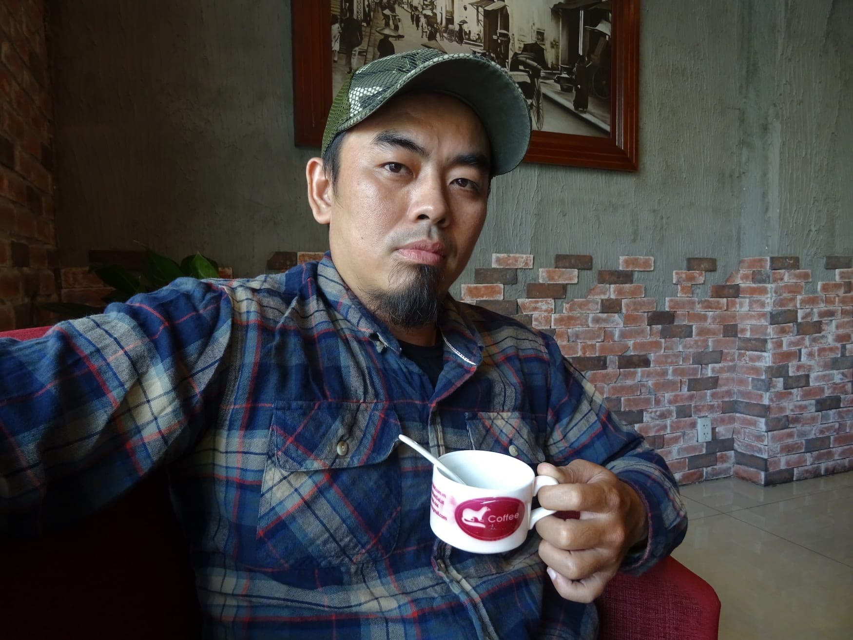 Mr. Chin mit seinem Katzenkaffee