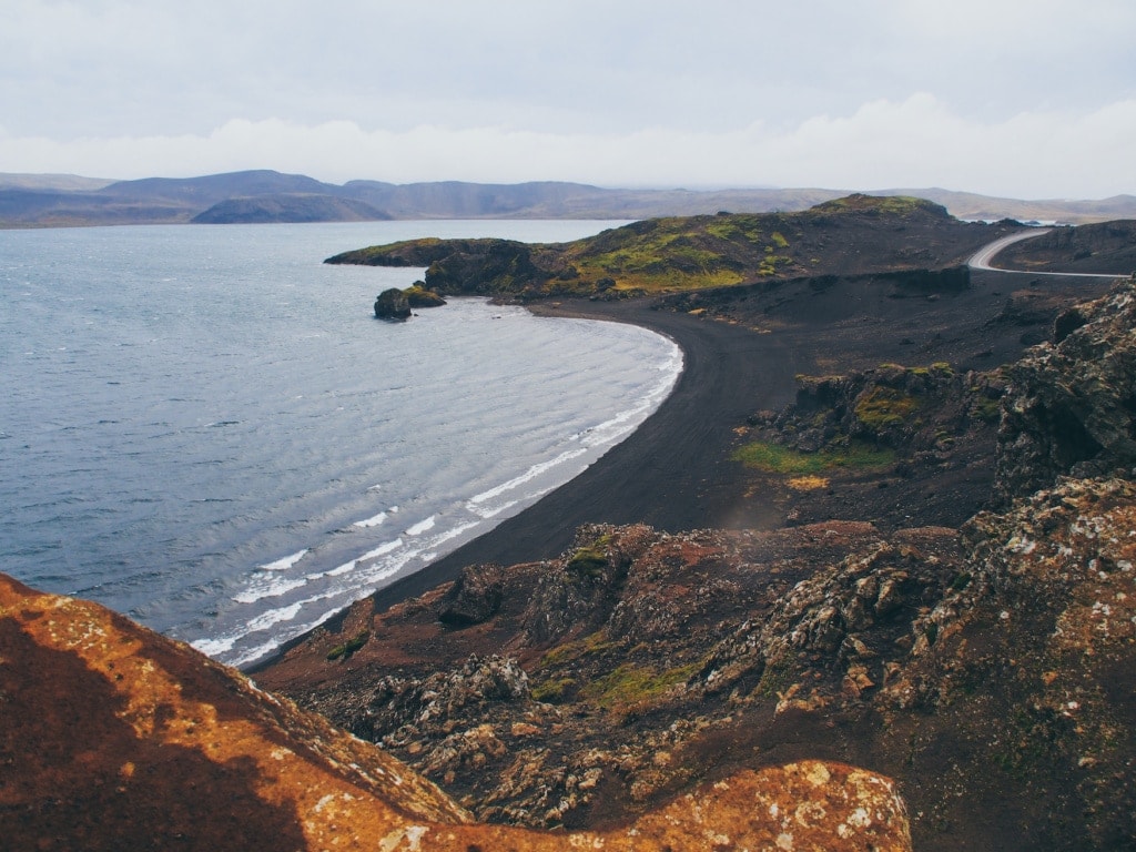 Steile Klippen am Kleifarvatn See in Reykjanes