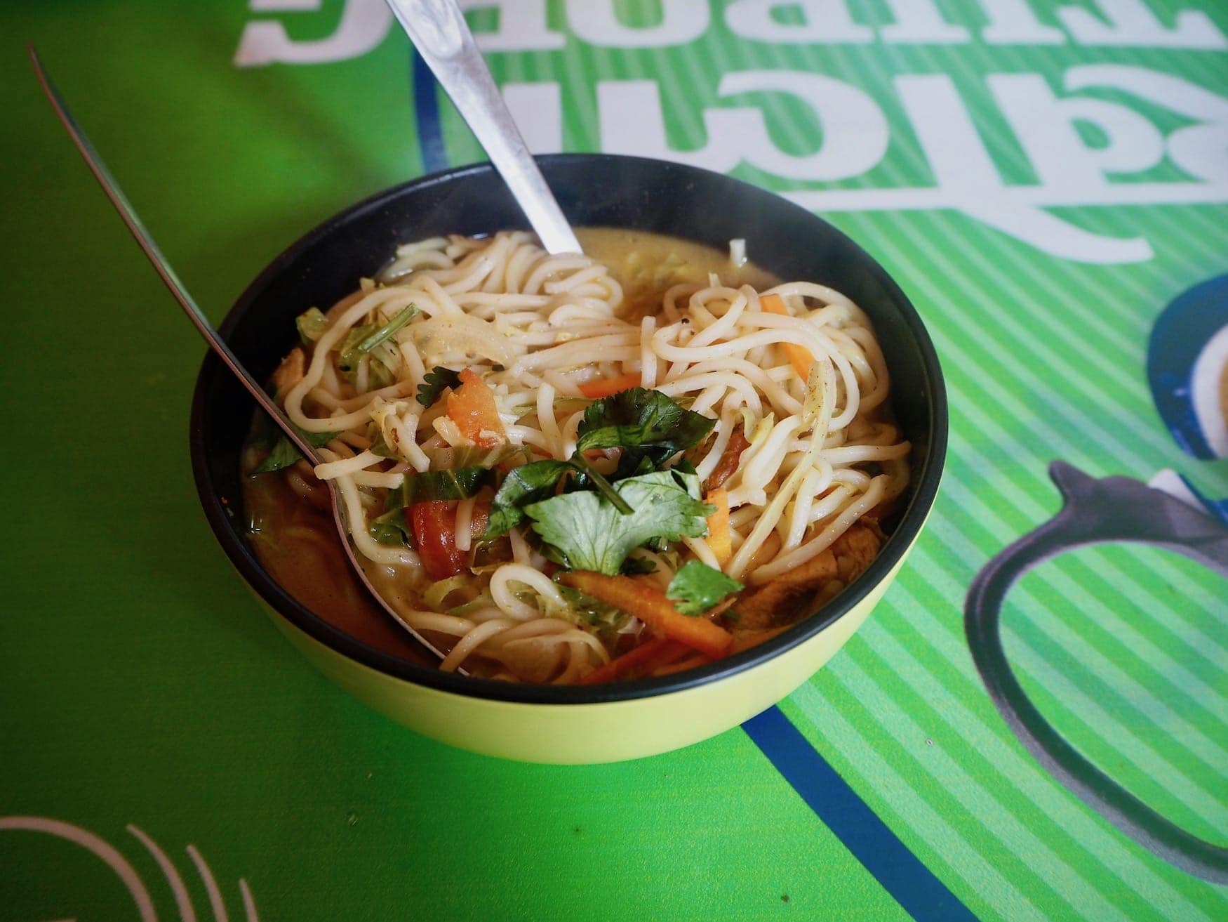 Scharfe Nudelsuppe aus Nepal