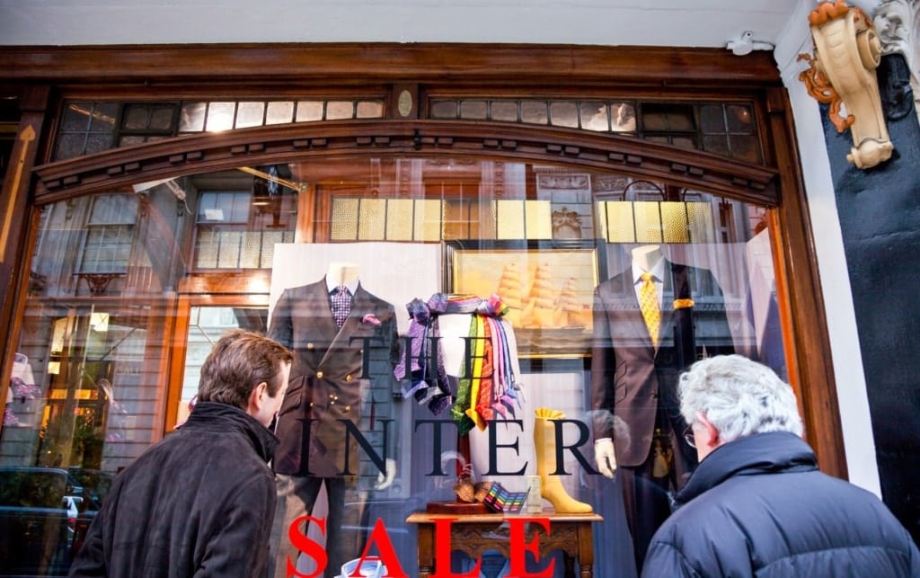 Passanten betrachten das Schaufenster der Turnbull & Aster Filiale in London