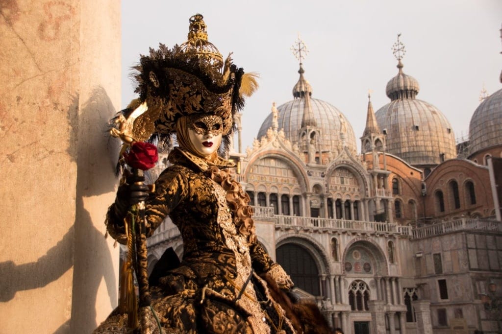 Maskierte Frau im Karneval in Venedig