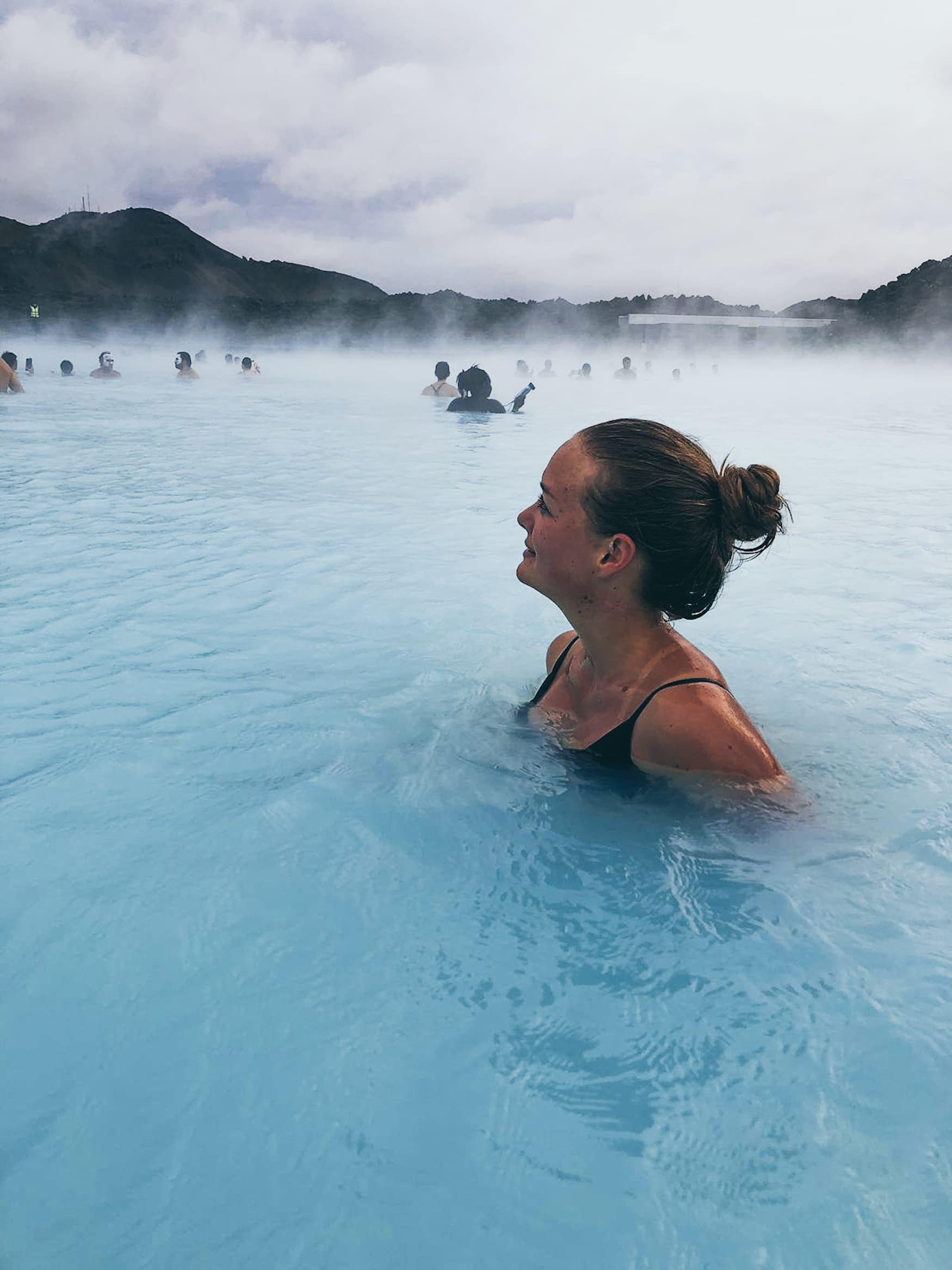 Redakteurin Linda Ruckes in der blauen Lagune in Island