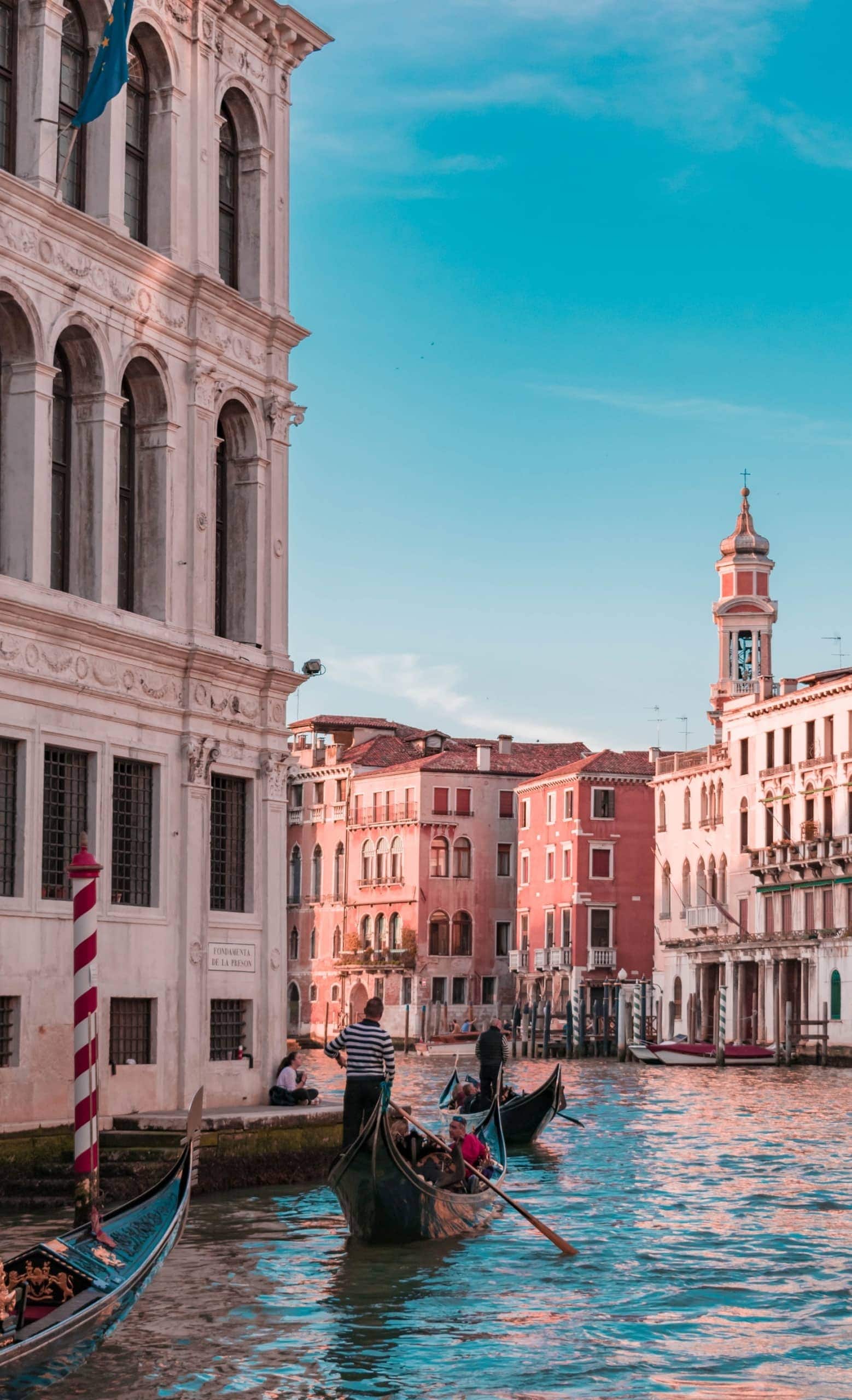 Gondelfahrt durch die Kanäle von Venedig, Italien