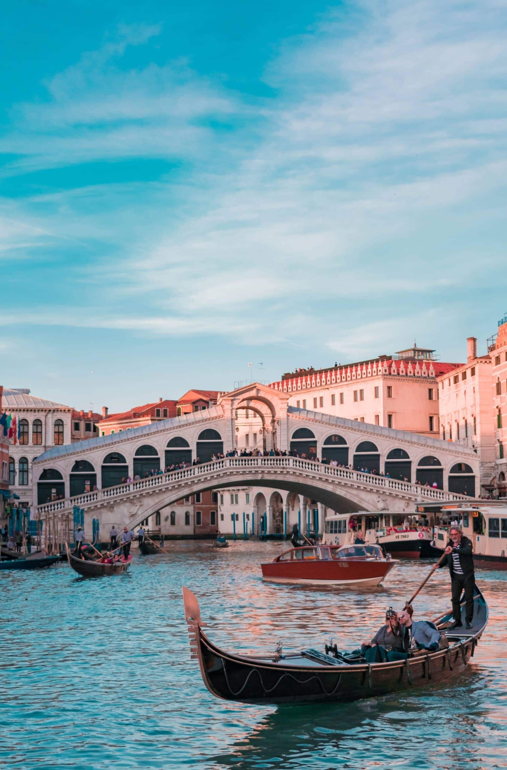 Venezianische Gondel auf dem Kanal vor der Rialto-Brücke in Venedig