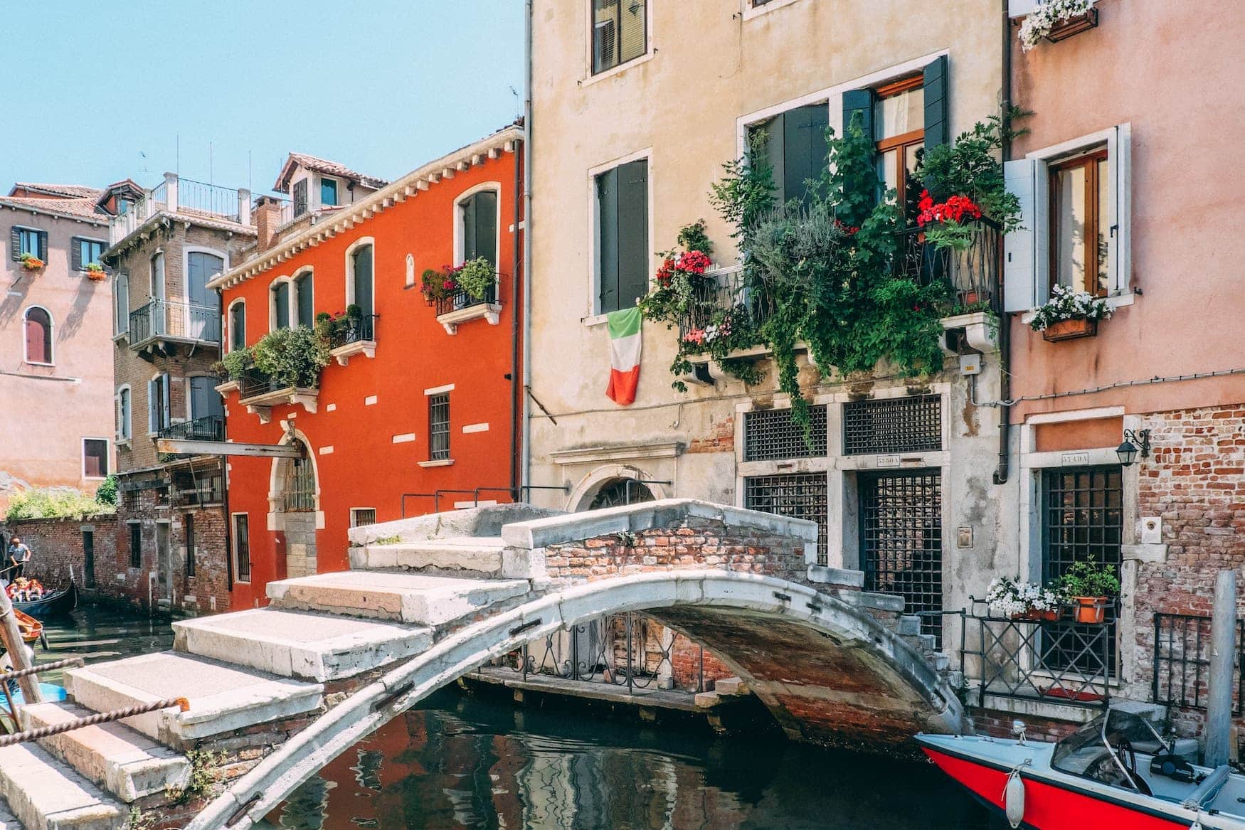 Kleine Brücke in Seitenstraße in Venedig, Italien