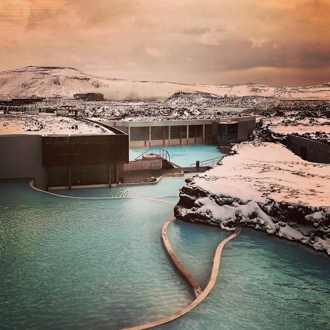 Die Schönheit des Resorts @retreat.bluelagoon ist auf Fotos schwer festzuhalten, sagt @fraumuksch, die für uns das #Hotel getestet hat. Es bezaubert durch den direkten Zugang zur Blue Lagoon, aber eine private Lagune, die nicht annähernd so voll ist. Dazu gehört natürlich ein wunderbares Spa. Doch das architektonisch wunderschöne Hotel mit seiner exzellenten Küche ist eine wahre Oase der Ruhe. Den ganzen Tag im Bademantel? Hier kein Problem. Allerdings ist der Spaß auch nicht ganz billig. “Aber ich war bereits bei der Ankunft dank der Atmosphäre sofort entspannt”, sagt @fraumuksch.