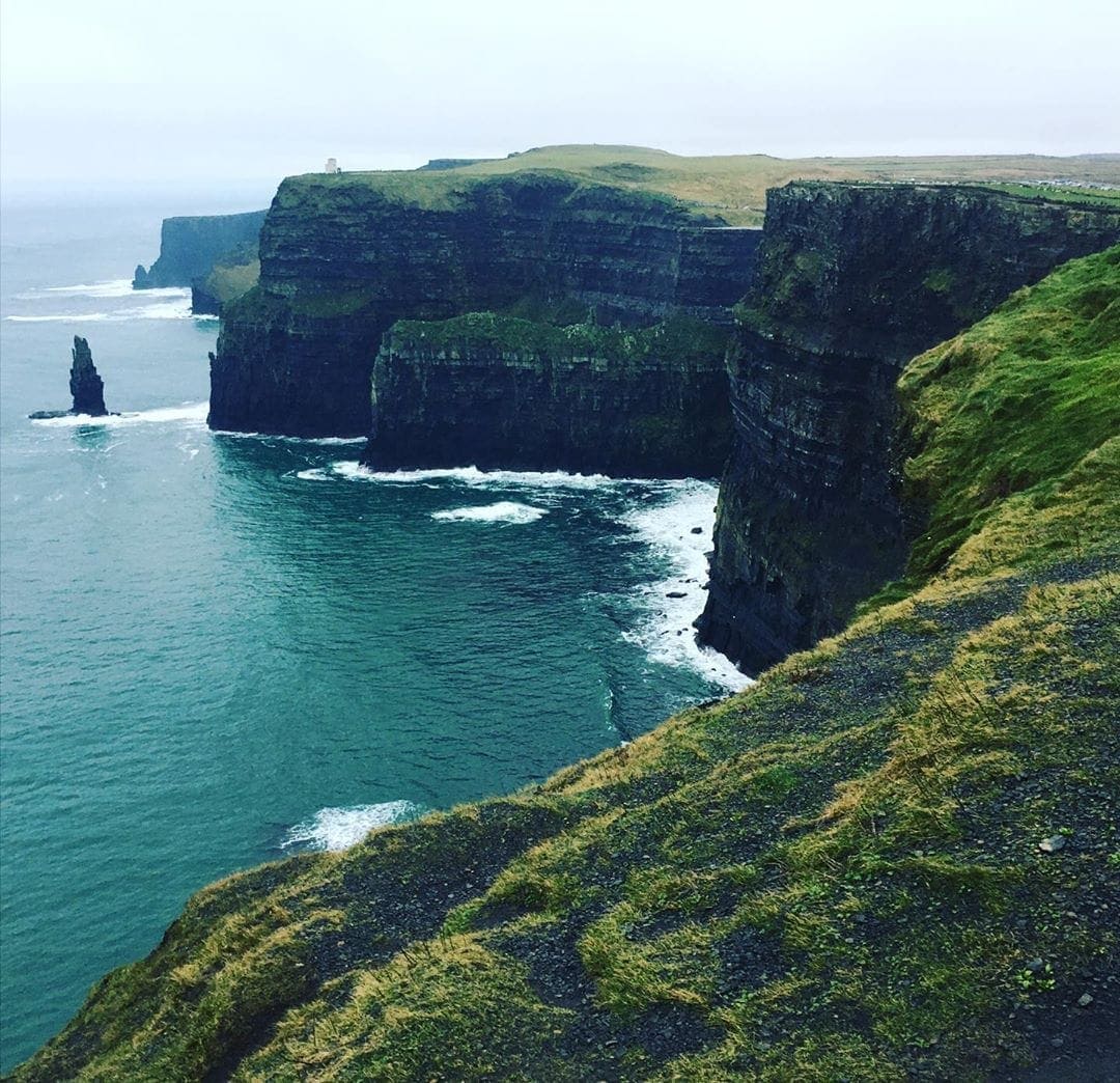 Für dieses Foto musste sich Redakteurin @marie.worldwild ganz schön überwinden: Über 200 Meter fallen die moosbewachsenen Steilklippen bei Galway in die Tiefe! Eine wilde Wucht, dieses Irland, findet sie. Doch egal für welche Jahreszeit gilt – Regenjacke und matschfeste Schuhe nicht vergessen! #ireland #irland #cliffsofmoher #comewithme #wildatlanticway #meer #passionpassport #travel #traveldeeper #wild #reporterontour #reisen #galway #galwayireland