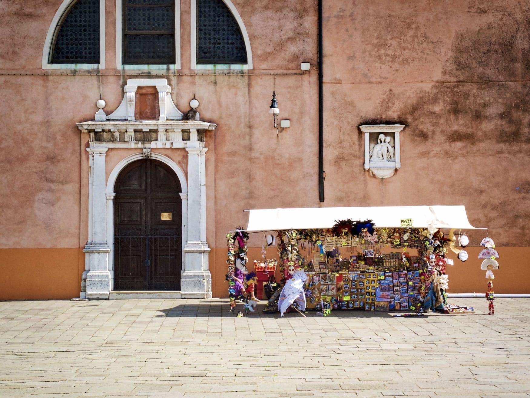Kleiner Straßenstand auf Platz in Venedig