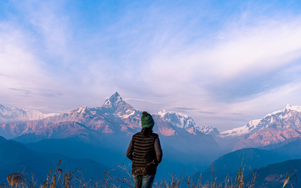 Tourist beobachtet die Berglandschaft während der Wintersaison in Pokhara, Nepal