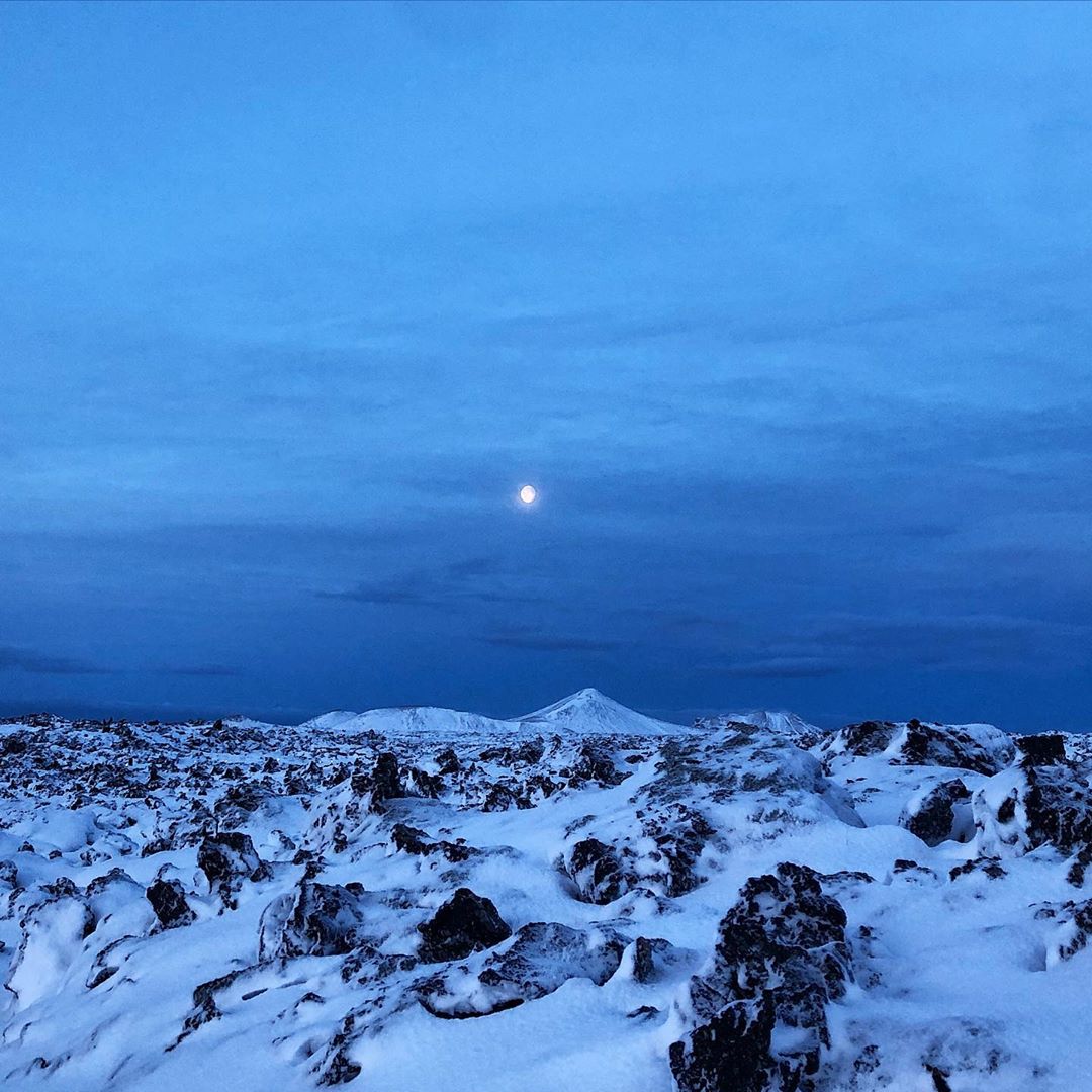 Unterwegs durch Eis und Schnee in Island ist @fraumuksch. Noch bei Mondschein nach dem Frühstück loslaufen und die Stille genießen. #icelandtravel #iceland🇮🇸 #outdooradventures #outdoor_project #welivetotravel #reportervorort