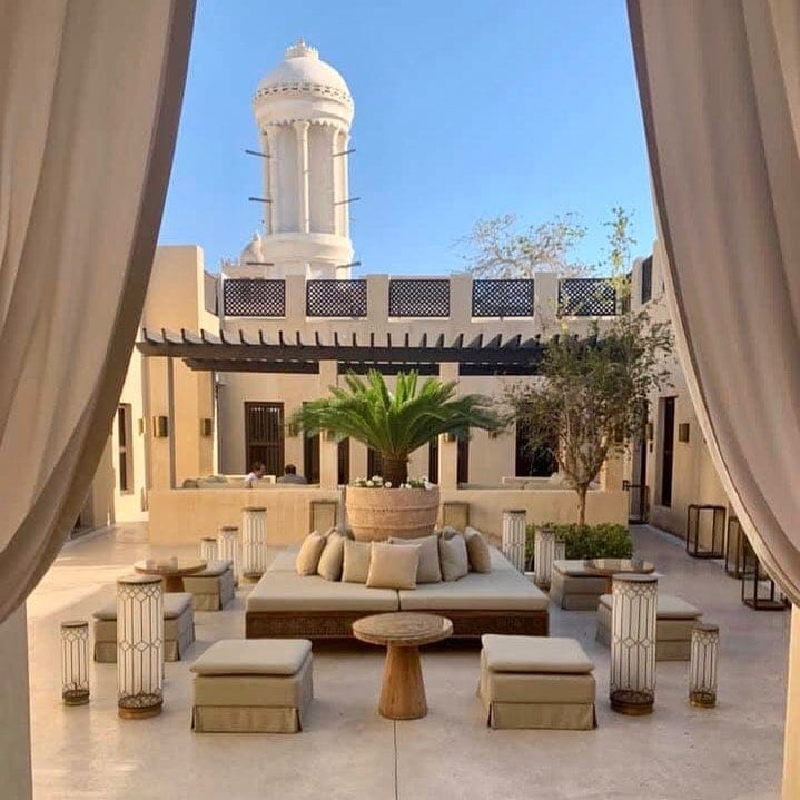 Was für eine wundervolle Atmosphäre. @aspirinia hat einen kleinen Zwischenstopp in #sharjah eingelegt. Ein „dry Emirat“! Was das bedeutet? Kein Gin Tonic für Reporterin Simone. Alkohol ist hier untersagt. Wie findet ihr das? Wäre das für euch ein Grund, nicht dorthin zu fahren?