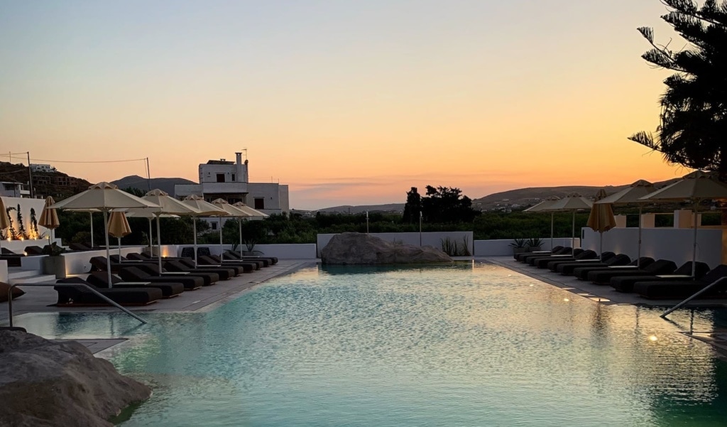 Sonnenuntergang über dem Pool-Horizont im Parilio Design-Hotel auf der griechischen Insel Paros