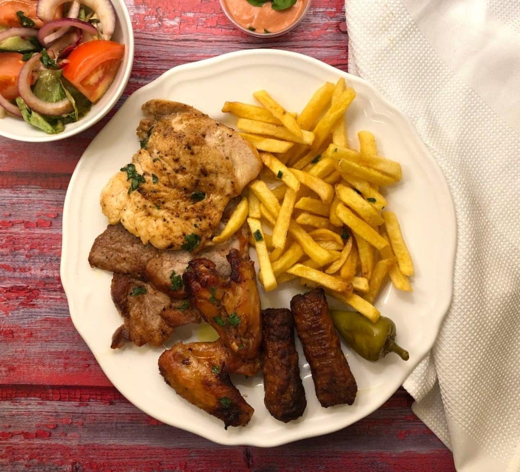 Cevapcici-Teller mit Pommes und Fleisch