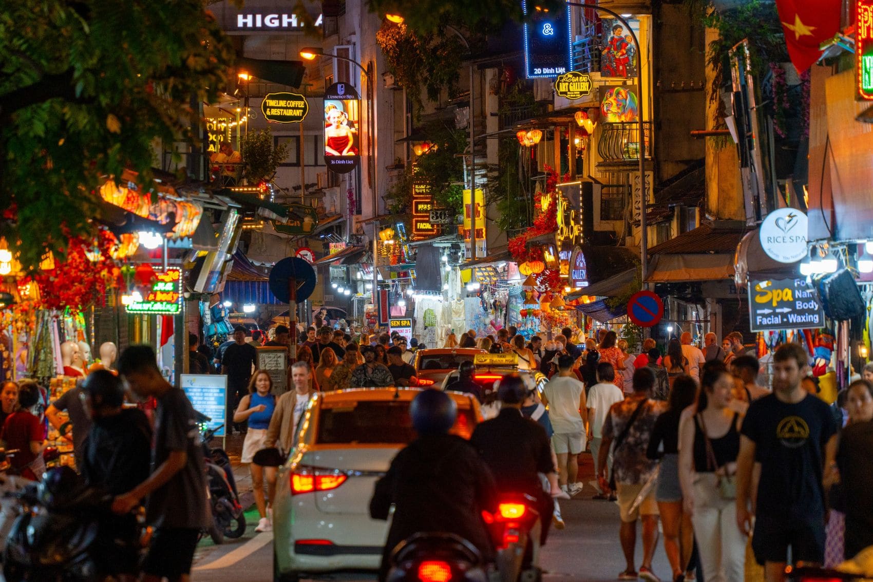 Old Quarter Beer Street in Hanoi, Vietnam, am Abend 