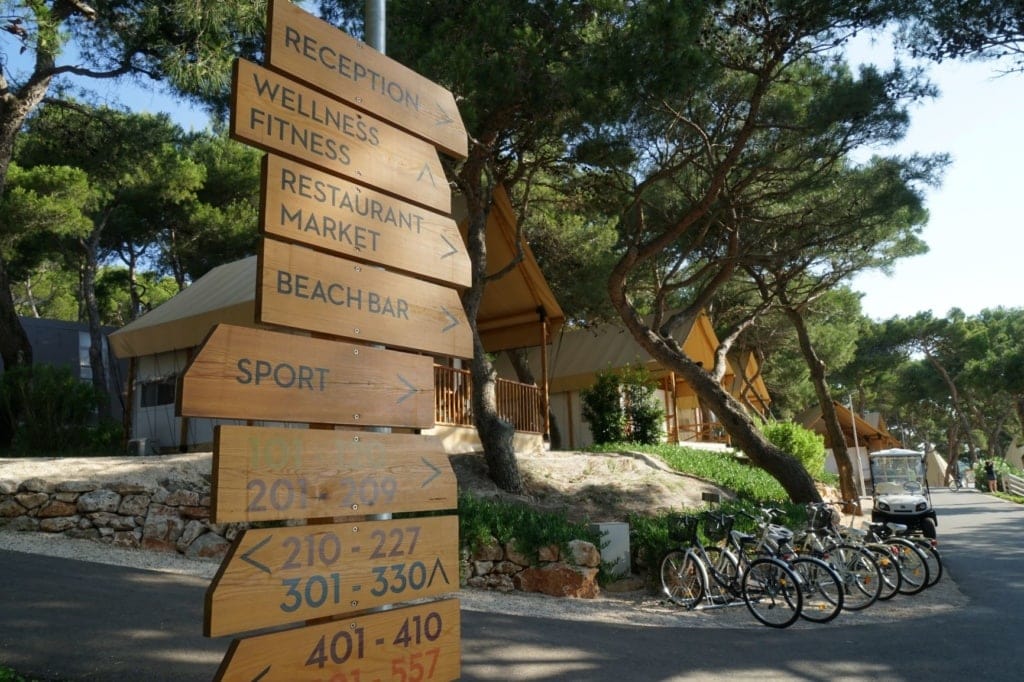 Hinweisschilderr im One 99 Glamping in Kroatien