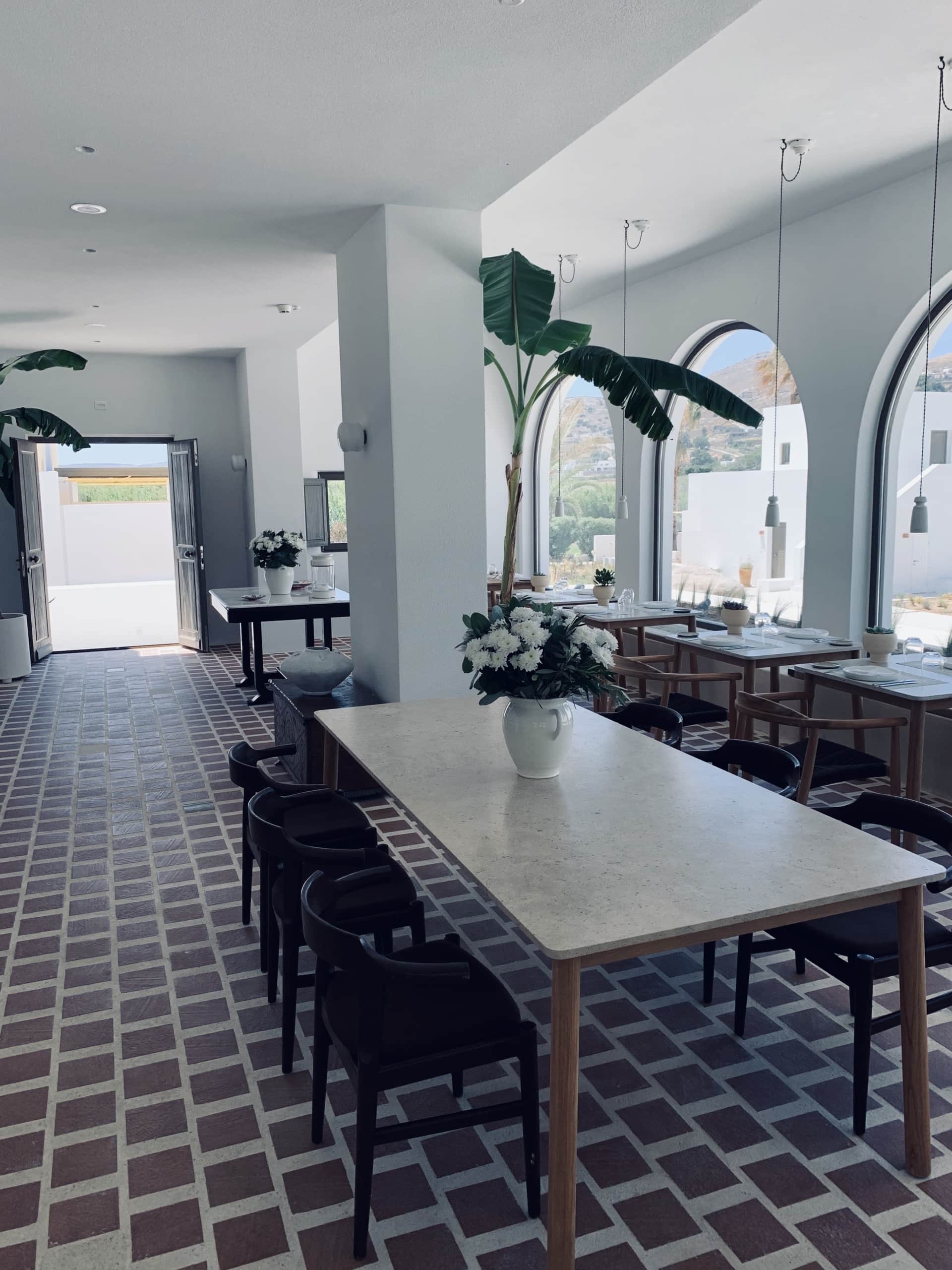 Durchgestylter Frühstücksraum im Parilia-Designhotel auf Paros