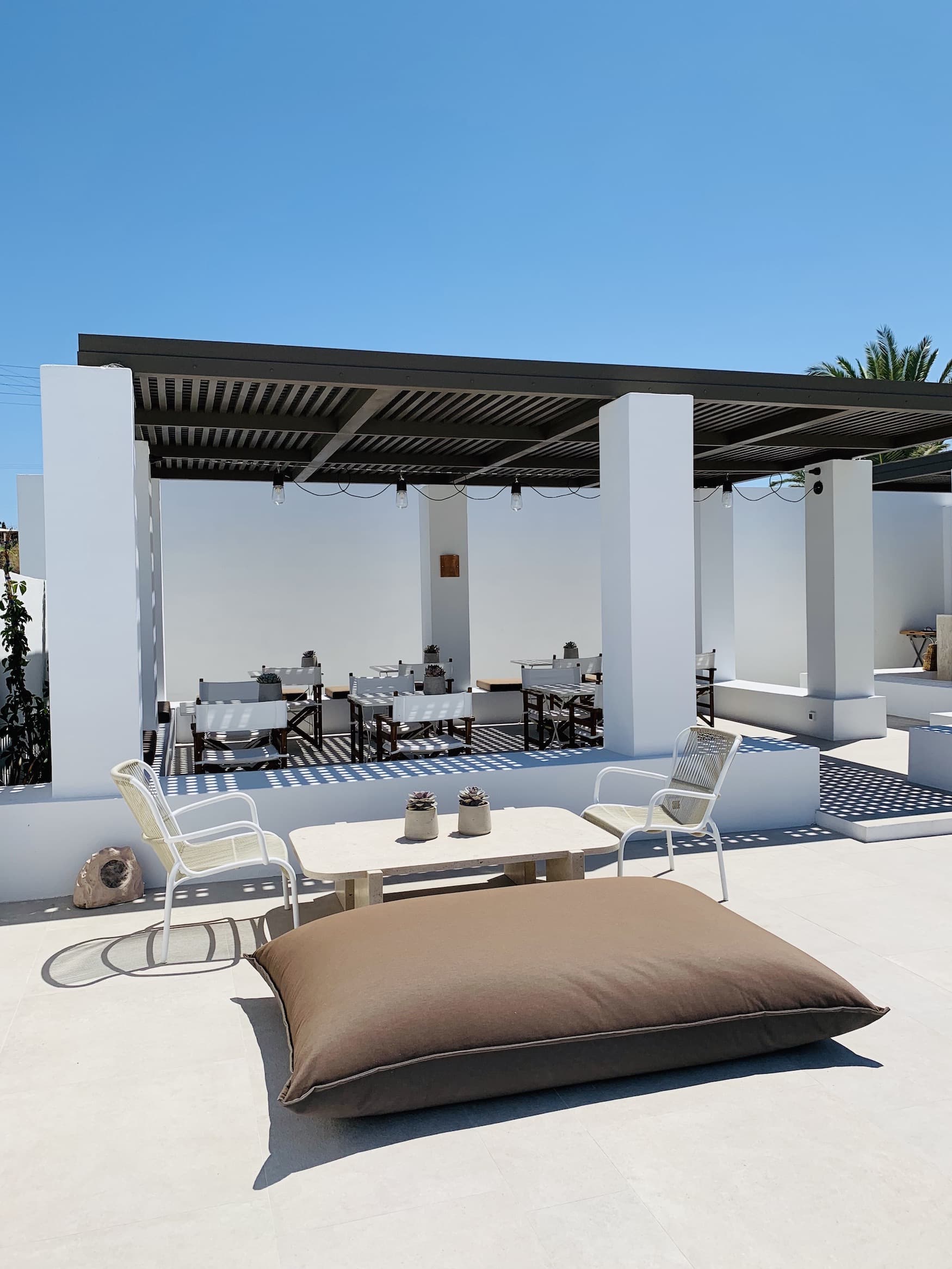 Sonne satt am Pool im Parilia Hotel auf Paros