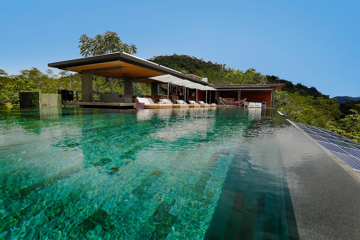 Blick über den Infinity-Pool auf die Bar des Kura Hotels in Uvita, Costa Rica