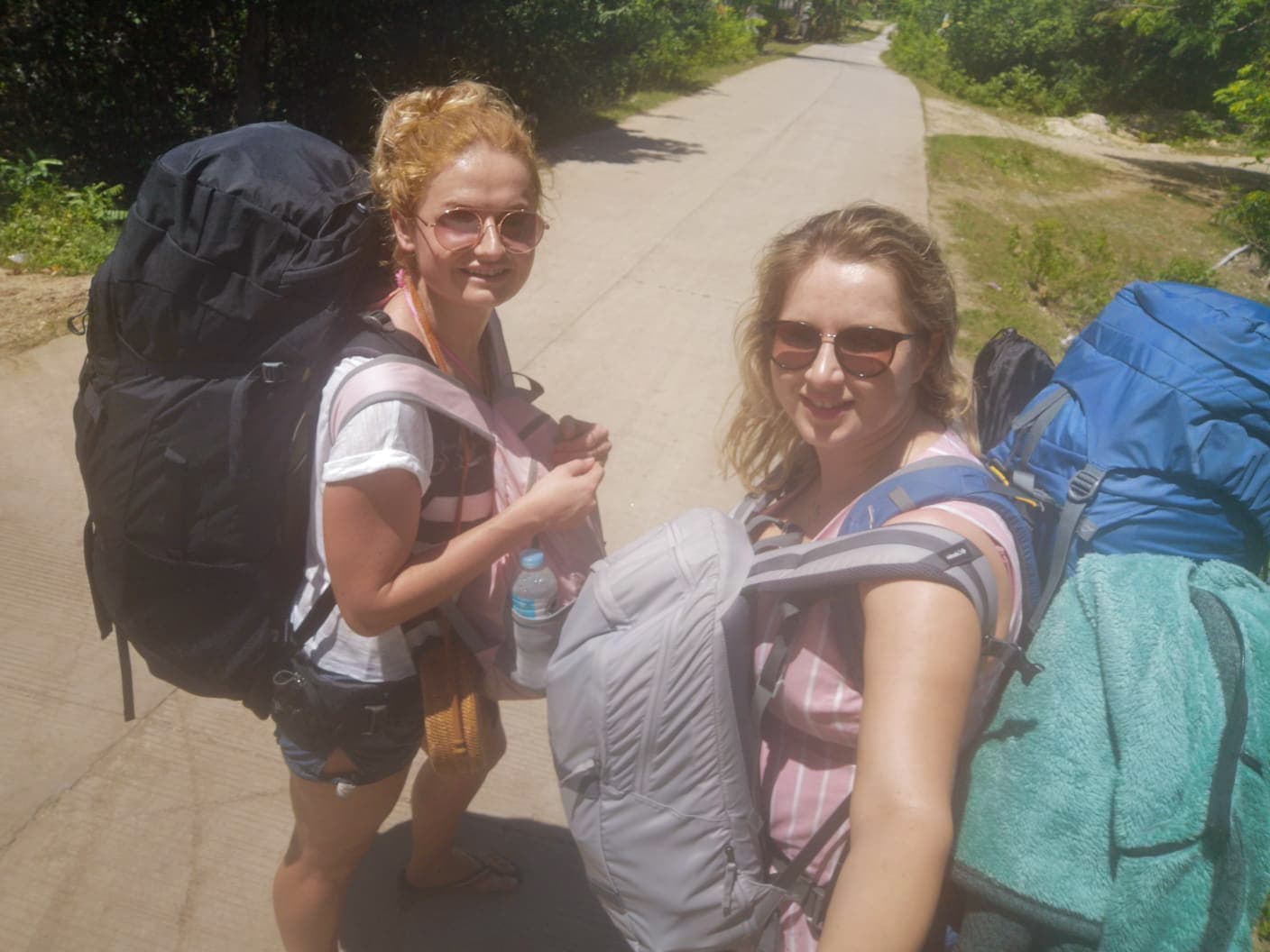 Rucksack-Touristinnen auf den Philippinen