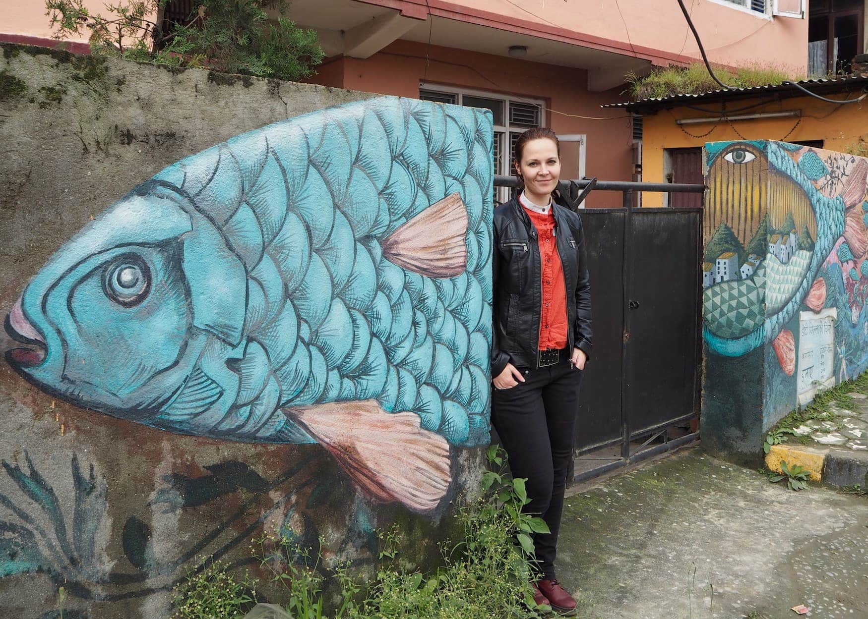 Kolumnistin Susanne vor Fisch-Grafitti in Nepal, Kathmandu