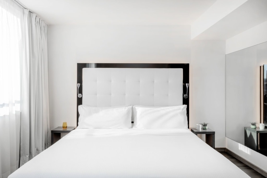 Bett im Zimmer des Innside Berlin Mitte
