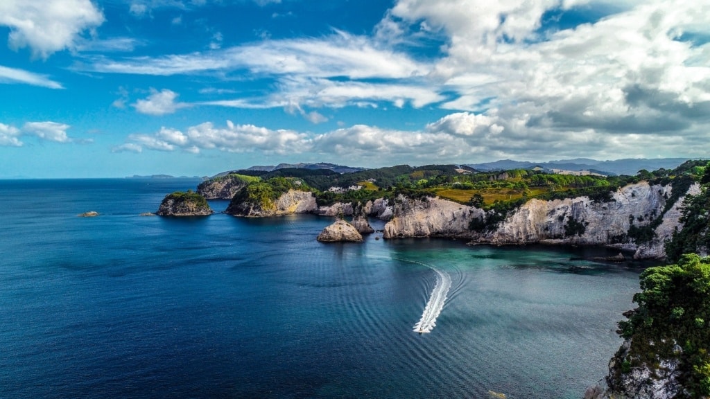Kleine Inseln vor Festland in Neuseeland